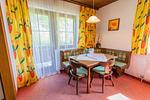 Wohnzimmer und Essbereich - Huberhof 4 by Alpenidyll Apartments - Top-Hundeurlaub