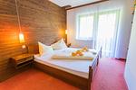 Doppelbett mit Zugang Balkon - Huberhof 4 by Alpenidyll Apartments - Top-Hundeurlaub
