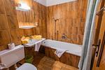Badezimmer, Badewanne und WC - Huberhof 4 by Alpenidyll Apartments - Top-Hundeurlaub