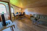 Wohnzimmer mit Sofa und Fernseher - Huberhof 10 by Alpenidyll Apartments - Top-Hundeurlaub