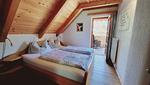 Schlafzimmer 1, Doppelbett und Zugang Balkon - Stodertraum 3 "Löwenzahn" by Alpenidyll Apartments - Top-Hundeurlaub