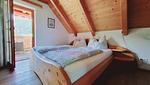 Schlafzimmer 1, Doppelbett und Zugang Balkon - Stodertraum 3 "Löwenzahn" by Alpenidyll Apartments - Top-Hundeurlaub
