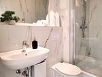 Sauberes modernes Badezimmer mit WC und Dusche - Charmantes Appartement am Hafen mit gratis Bettwäsche-Paket und Terrasse - Top-Hundeurlaub