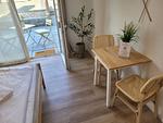 Sitz- und Essbereich im Appartement - Charmantes Appartement am Hafen mit gratis Bettwäsche-Paket und Terrasse - Top-Hundeurlaub
