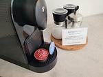 Caffissimo Kaffeemaschine mit 2 Willkommens-Pads - Romantische Ferienwohnung am Hafen mit gratis Bettwäsche-Paket und Terrasse - Top-Hundeurlaub