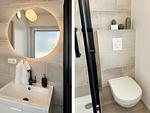 Sauberes und modernes Badezimmer mit Fenster - Romantische Ferienwohnung am Hafen mit gratis Bettwäsche-Paket und Terrasse - Top-Hundeurlaub
