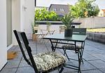 Kleiner Sitzbereich auf der Terrasse vor der Ferienwohnung - Romantische Ferienwohnung am Hafen mit gratis Bettwäsche-Paket und Terrasse - Top-Hundeurlaub