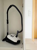 Waschmaschine, Trockner und Staubsauger im Nebenraum - Romantische Ferienwohnung am Hafen mit gratis Bettwäsche-Paket und Terrasse - Top-Hundeurlaub
