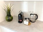 Caffissimo Kaffeemaschine mit 2 Willkommens-Pads - Romantische Ferienwohnung am Hafen mit gratis Bettwäsche-Paket und Terrasse - Top-Hundeurlaub