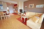 Sofa, Fernseher und Essbereich - Apart 13 by Alpenidyll Apartments - Top-Hundeurlaub