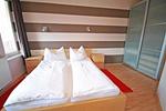 Schlafzimmer mit Doppelbett - Apart 13 by Alpenidyll Apartments - Top-Hundeurlaub