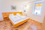 Schlafzimmer 1, Doppelbett - Hoamathaus I by Alpenidyll Apartments - Top-Hundeurlaub