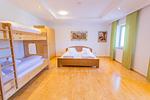 Schlafzimmer 4, Doppelbett und Etagenbett - Hoamathaus I by Alpenidyll Apartments - Top-Hundeurlaub
