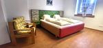Schlafzimmer 1, Doppelbett und 2 Einzelbetten - Hoamathaus II by Alpenidyll Apartments - Top-Hundeurlaub