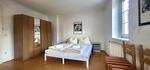Schlafzimmer 2, Doppelbett und 2 Einzelbetten - Hoamathaus II by Alpenidyll Apartments - Top-Hundeurlaub