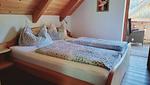 Schlafzimmer 1, Doppelbett und Zugang zum Balkon - Stodertraum 2 "Gänseblümchen" by Alpenidyll Apartments - Top-Hundeurlaub