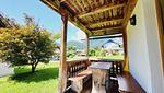 Terrasse mit Sitzgelegenheit - Stodertraum 2 "Gänseblümchen" by Alpenidyll Apartments - Top-Hundeurlaub