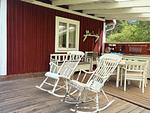 Überdachte Terrasse mit Sitzbereich im Schwedenhaus am Boasjö - Hus Kråksmåla - Top-Hundeurlaub