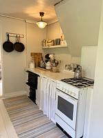 Landhausküche mit Herd und Backofen im Schwedenhaus in Småland - Hus Kråksmåla - Top-Hundeurlaub