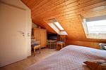 2. Schlafzimmer mit Blick zum TV - Haus 45b - Top-Hundeurlaub