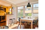 Wohnzimmer mit Essbereich und Küche - Wohnung 02 - Top-Hundeurlaub