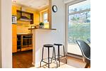 Wohnzimmer mit Küche und Zugang zum Balkon - Wohnung 02 - Top-Hundeurlaub