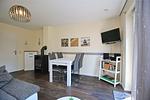 Wohnzimmer mit Essbereich und TV - Haus 63d - Top-Hundeurlaub