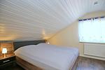 zweites Schlafzimmer mit Doppelbett im Dachgeschoss - Haus 63d - Top-Hundeurlaub