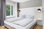 Schlafzimmer mit Doppelbett - Strandresidenzen Binz-Prora V0.2 - Top-Hundeurlaub