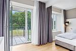Schlafzimmer mit Doppelbett - Strandresidenzen Binz-Prora V0.2 - Top-Hundeurlaub