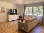 Gemütlicher Wohnbereich mit Sofa im Ferienhaus in Småland - Stuga Rödhake - Top-Hundeurlaub
