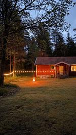 Gemütliche Abendstimmung am Ferienhaus im Wald von Schweden - Stuga Rödhake - Top-Hundeurlaub