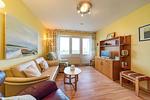 Wohnbereich mit Couch und TV - Hus Strandkieker 08 - Top-Hundeurlaub