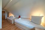 Schlafzimmer mit zwei Einzelbetten - Hus Strandkieker 08 - Top-Hundeurlaub