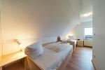 Schlafzimmer mit zwei Einzelbetten - Hus Strandkieker 08 - Top-Hundeurlaub