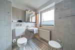 Badezimmer mit Waschtisch, WC und Spiegel - Hus Strandkieker 08 - Top-Hundeurlaub