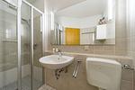 Badezimmer mit Waschtisch und Dusche - Hus Strandkieker 08 - Top-Hundeurlaub