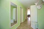 Eingangsbereich mit Schrank und Blick zum Wohnzimmer - Wohnung 05-7 - Top-Hundeurlaub