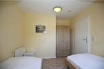 erstes Schlafzimmer mit Einzelbetten, Hocker und Kleiderschrank - Wohnung 05-7 - Top-Hundeurlaub