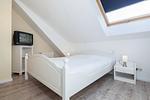 zweites Schlafzimmer mit Doppelbett und TV - Wohnung 05-7 - Top-Hundeurlaub