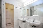 Badezimmr mit Waschbecken und separatem WC - Wohnung 05-7 - Top-Hundeurlaub