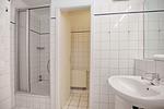 Badezimmer mit Dusche, Waschbecken und WC - Wohnung 05-7 - Top-Hundeurlaub