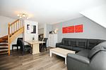 Wohnzimmer mit Ecksofa und Essbereich - Wohnung 05-6 - Top-Hundeurlaub