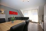 Wohnzimmer mit Ecksofa und Essbereich - Wohnung 05-6 - Top-Hundeurlaub