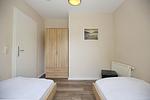 erstes Schlafzimmer mit Einzelbetten und Kleiderschrank - Wohnung 05-6 - Top-Hundeurlaub