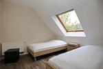 erstes Schlafzimmer mit Einzelbetten und Hocker - Wohnung 05-6 - Top-Hundeurlaub