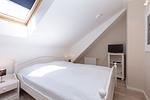 Schlafzimmer mit Doppelbett und Kleiderschrank - Wohnung 05-6 - Top-Hundeurlaub