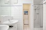 Badezimmer mit Dusche, Waschbecken und separatem WC - Wohnung 05-6 - Top-Hundeurlaub
