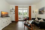 Wohn-Essbereich mit Couch und Flatscreen-TV - Dünenschloss 1-17 - Top-Hundeurlaub