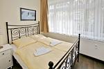 Schlafzimmer mit Doppelbett - Dünenschloss 1-17 - Top-Hundeurlaub
